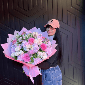 Букет «Сладкая вата» из роз и гвоздик