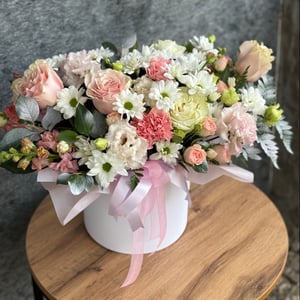 Шляпная коробка с цветами «Превосходство» из роз и эустом