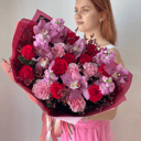 Страстный красный букет из роз и гвоздик