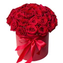 Красные розы в шляпной коробке