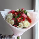 Букет с кустовыми розами и альстромерией