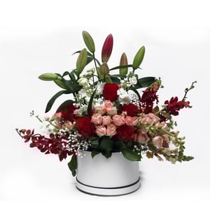 Композиция «Великолепная королева» из роз и орхидей