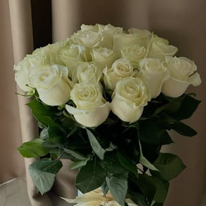 Букет «Белые розы под лентой»