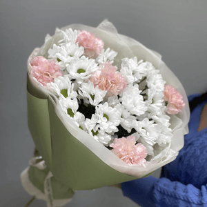 Букет «Хризантема ромашка и нежные диантусы»