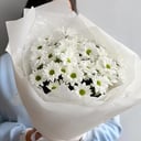 Белый пышный букет из хризантем