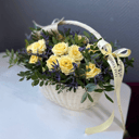 Корзинка с кустовыми розами