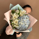 Букет комплимент из альстромерий и гортензий