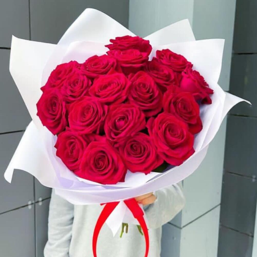 Букет из 19 алых роз