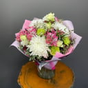 Нежный букет с крупной хризантемой из гвоздик и роз