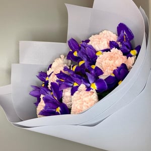 Яркий букет из ирисов и диантусов