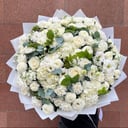 Белый букет из роз и эустом