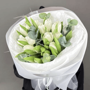 Букет белоснежных тюльпанов и эвкалипта