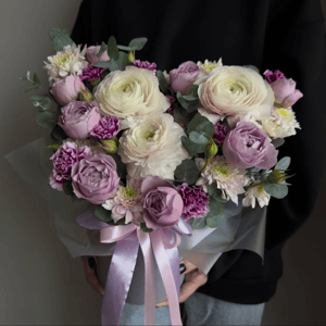 Шляпная коробка с цветами «Зимние пионы: ранункулюсы и розы»