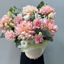 Букет "Особенная, Ты" в шляпной коробке из гвоздик и роз