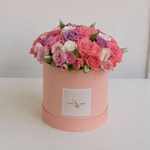Шляпная коробка с цветами «Разноцветные розы в круглой коробке»