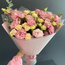 Букет с кустовой розой и эустомой