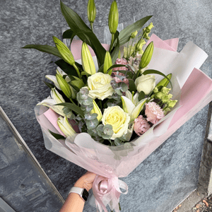 Букет «Нежность рассвета» из роз и лилий