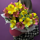 Шляпная коробка с цветами «Альстромерия в коробке»