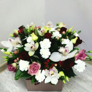 Композиция «Ароматы Парижа» из роз и орхидей