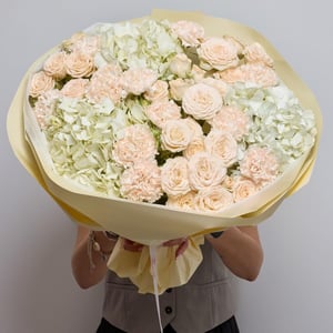 Пастельный букет из кустовых пион роз из гортензий