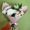 Букет-комплимент из кустовых роз и хризантем