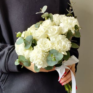 Пионовидные розы и диантусы для невесты