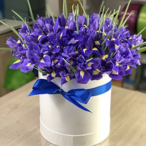 Шляпная коробка с цветами «Маджента» из ирисов