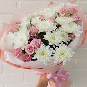 Букет "Кокетка" из роз и хризантем