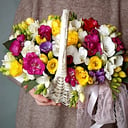 Фрезия в корзине