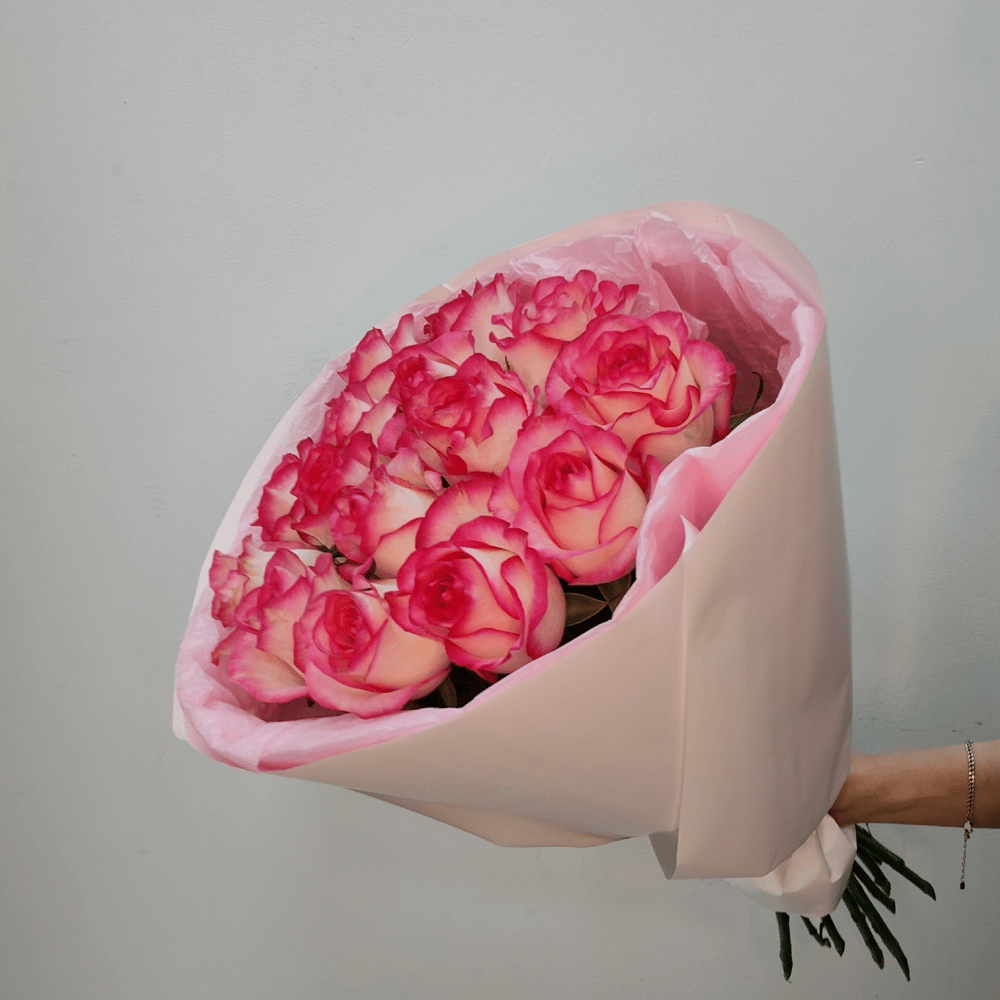 Букет из 15 премиальных роз "Джумилия"