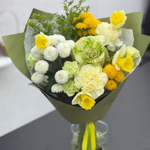 Весенний букет из гвоздик и хризантем