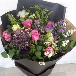 Букет «Увлекательная встреча» из роз и эустом