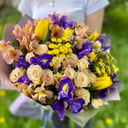 Букет «Улыбка любви» из альстромерий и ирисов