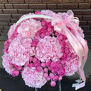 Корзина из гортензии и кустовой розы