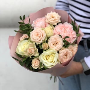 Букет «Амалия» из роз и гвоздик