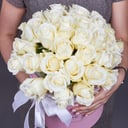 55 белых роз в шляпной коробке