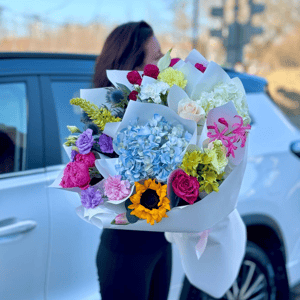 Букет «Дофаминовый взрыв» из роз и гвоздик