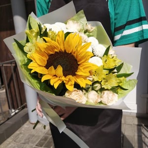 Букет «Безмятежный день» из роз и хризантем