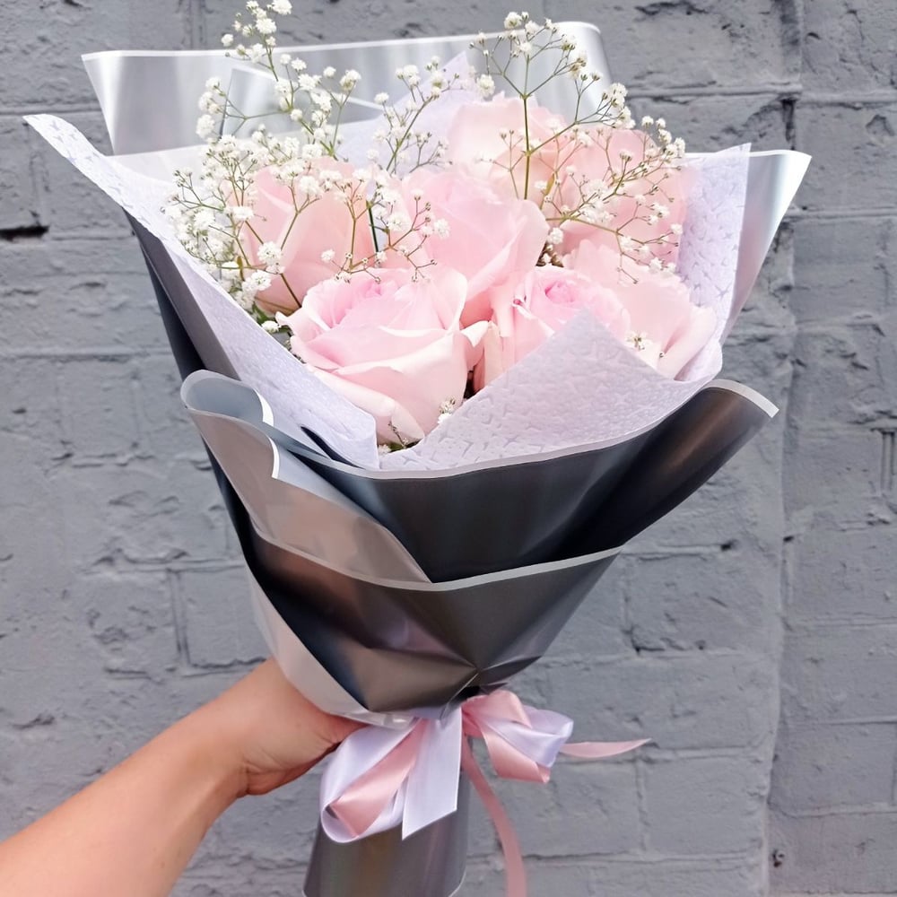 Букет «Сногсшибательная нежность» из роз и гипсофил