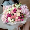 Мегабукет из гортензий и пионовидных роз