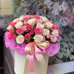 Шляпная коробка с цветами «Прикосновение нежности» из роз