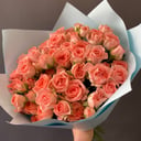 Букет из коралловых кустовых роз