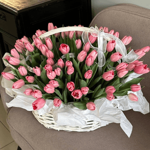 101 тюльпан в корзине