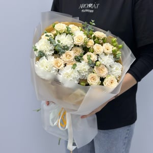 Букет из кустовых роз и диантусов