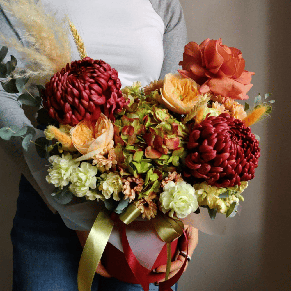 Шляпная коробка с цветами «Осенняя композиция: хризантемы Бигуди»