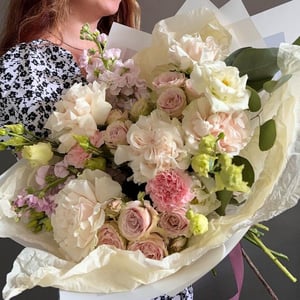 Ажурный букет из роз и гвоздик