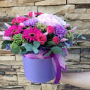 Шляпная коробка с цветами «Яркие оттенки» из роз и гербер