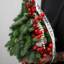 Шляпная коробка с цветами «Новогодняя елочка красная S»