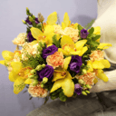 Букет «Амазонка» из гвоздик и эустом