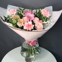 Букет «Нежная весна» из гвоздик и альстромерий